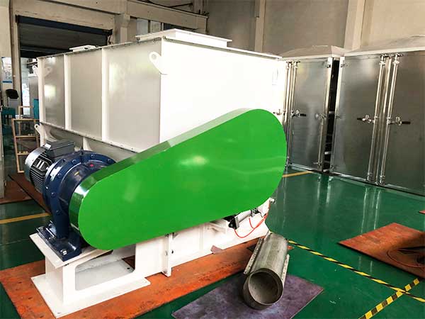 feed-mixing-machine-in-production