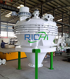 Floating-fish-feed-mill-spraying-machine